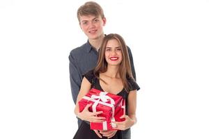 joven pareja feliz con regalos foto