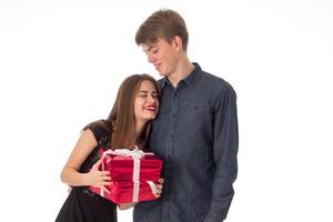 pareja con caja de regalo abrazándose foto