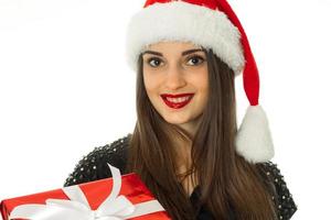 chica con sombrero de santa con caja de regalo roja foto