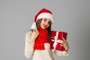 chica con sombrero de santa con regalo foto