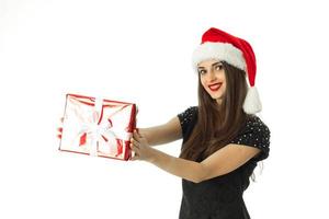 bella mujer con sombrero de santa sonriendo foto