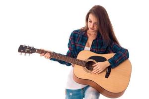 joven morena encantadora con guitarra foto