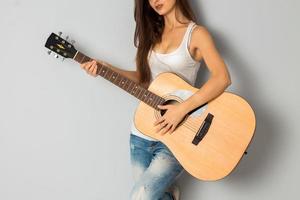 chica con guitarra en manos foto