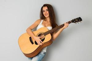 chica glamurosa con guitarra en las manos foto