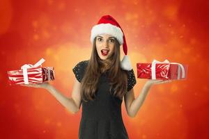 mujer glamurosa con sombrero de santa sonriendo foto