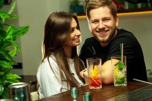 encantadora pareja divirtiéndose en el bar foto