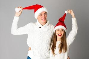 pareja celebra navidad en estudio foto