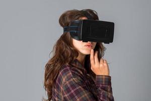 retrato de mujer alegre en casco de realidad virtual foto
