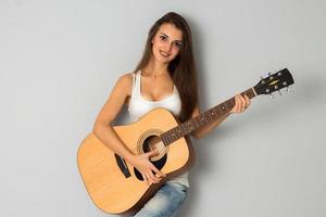 chica joven con guitarra en las manos foto