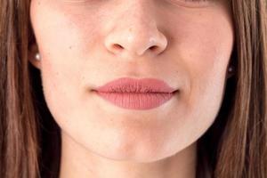 la cara de una niña donde son visibles la nariz y los labios foto