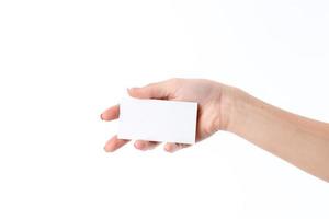 niña sostiene en su papel blanco hoja de palma foto
