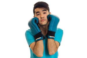 retrato de un tipo divertido practicando boxeo con guantes azules aislados de fondo blanco foto