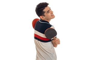 Alegre joven deportista jugando al ping-pong aislado sobre fondo blanco. foto