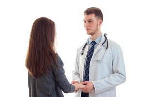 una joven con el pelo largo vino al médico foto