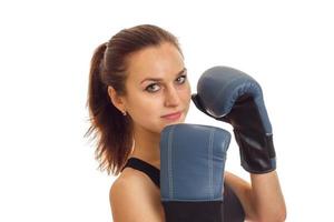 retrato de una joven encantadora en primer plano de guantes de boxeo foto