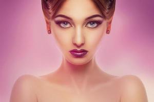retrato horizontal de una linda mujer con maquillaje en el estudio foto