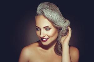 hermosa mujer adulta con color de cabello gris y hermoso maquillaje foto