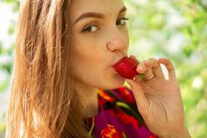 hermosa chica comiendo fresas foto