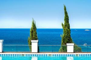 piscina y paisaje de mar azul foto