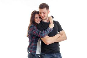 alegre pareja joven enamorada abrazándose y sonriendo foto