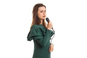 encantadora joven canta en karaoke con micrófono en mano foto