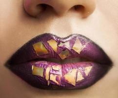 labios de mujer con maquillaje magenta creativo. macro foto