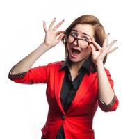 mujer de negocios sorprendida con chaqueta roja foto