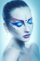 atractiva mujer adulta con maquillaje multicolor en tonos fríos foto