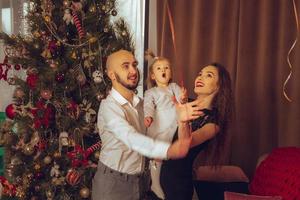 elegante familia feliz con hija celebrar año nuevo y navidad juntos foto