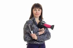 mujer estilista en delantal con herramientas en las manos mirando a la cámara foto