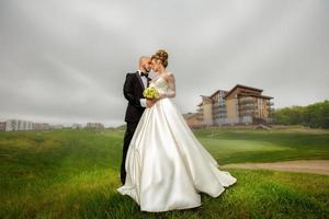 boda de una joven pareja hermosa foto