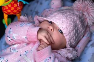 linda niñita con ojos azules foto