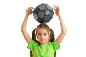 linda niña con balón de fútbol foto