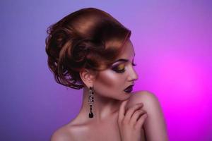 peinado creativo y maquillaje profesional en mujer de moda foto