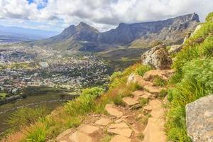 ciudad del cabo y montaña de la mesa desde arriba de cabeza de león foto