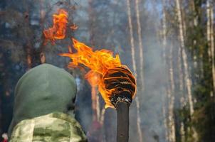 una antorcha encendida para el encendido. llama en una antorcha casera foto