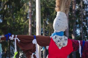 un ritual relleno en la fiesta de carnaval. despedida del invierno. foto