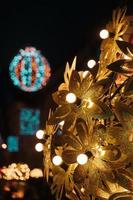 decoraciones e iluminaciones navideñas en la calle foto