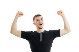 retrato de un deportista alegre que levantó dos manos aislado en un fondo blanco foto
