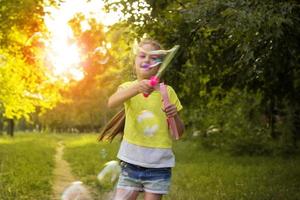 niña feliz pone burbujas foto