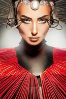 retrato creativo de una hermosa mujer caucásica con rayas rojas y negras foto