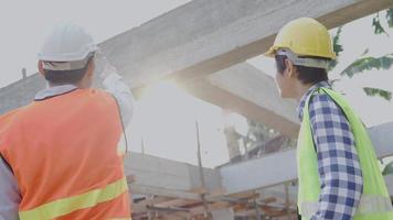 capataz está señalando los detalles estructurales al ingeniero. el ingeniero de inspección está registrando los detalles de la estructura de hormigón armado en varios lugares. ingeniero inspector de concepto. video