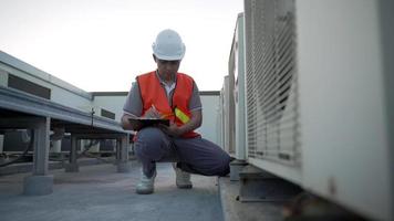 fabriek ingenieurs of personeel controle de koeling systeem van de fabriek. voor Mens records de staat van de compressor voordat onderhoud volgens onderhoud plan. video