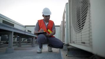 fabriek ingenieurs of personeel controle de koeling systeem van de fabriek. voor Mens records de staat van de compressor voordat onderhoud volgens onderhoud plan. video