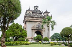 monumento de la victoria de patuxai o hito de la puerta de la victoria de la ciudad de vientiane de laos foto