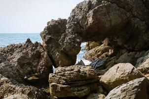gran roca en la costa foto