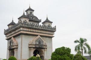 monumento de la victoria de patuxai o hito de la puerta de la victoria de la ciudad de vientiane de laos foto