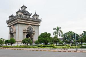 monumento de la victoria de patuxai o hito de la puerta de la victoria de la ciudad de vientiane de laos foto