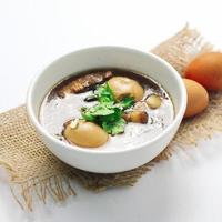 la comida tailandesa que llamamos huevo y cerdo en salsa marrón dulce se sirve en una taza blanca. en un restaurante en tailandia foto
