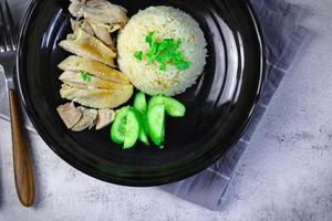 arroz con pollo hainanés con sopa o pollo al vapor y salsas. foto